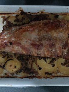 Una foto de Costillas al horno con patatas panaderas