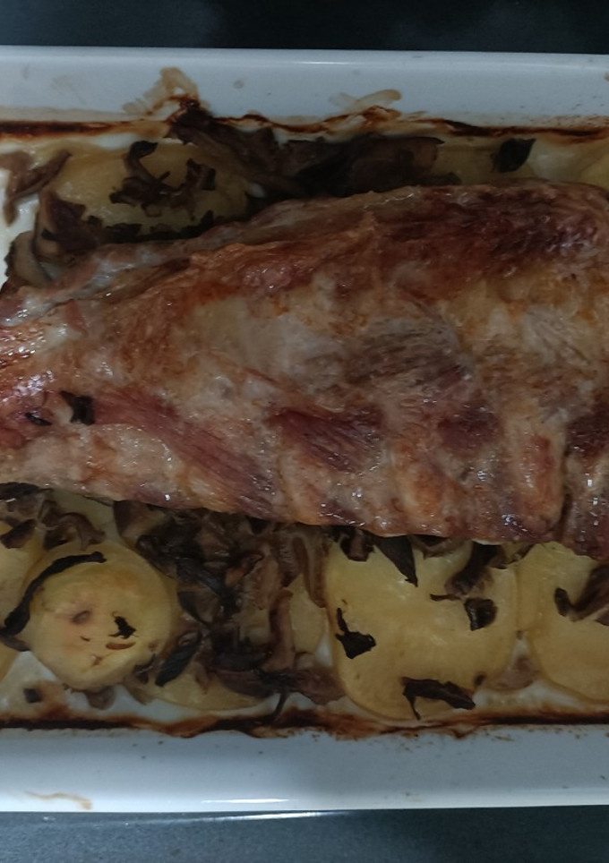 Una foto de Costillas al horno con patatas panaderas