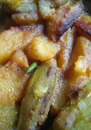 A picture of Pointed gourd potatoes poppy seeds paste curry.