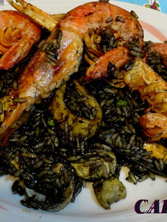 Una foto de Arroz negro marinero