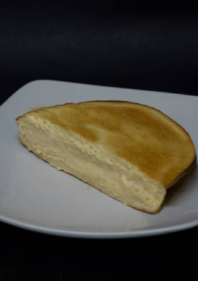 Una foto de Mediaslunas rellenas de crema-postre manchego