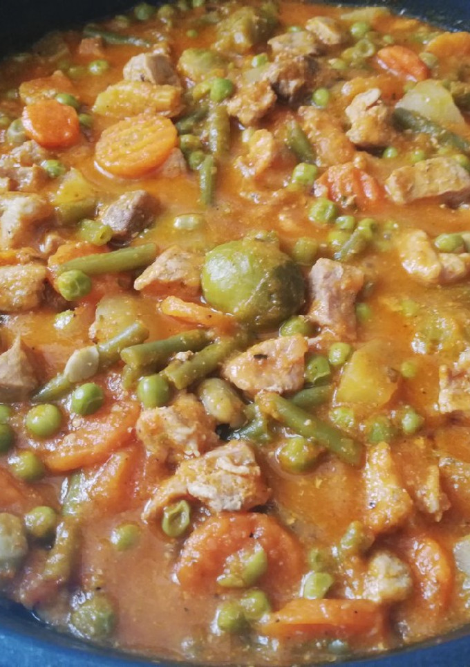 Una foto de Estofado de cerdo a la jardinera 🍲
