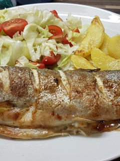 Sült pisztráng rozmaringos sült burgonyával recept fotója