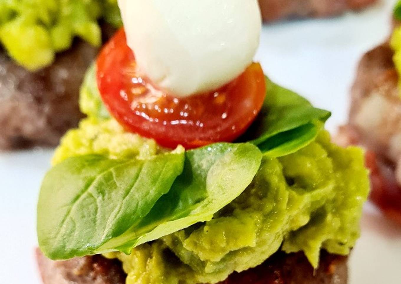 Bocaditos de hamburguesas con guacamole