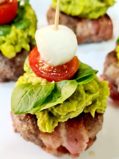 Una foto de Bocaditos de hamburguesas con guacamole