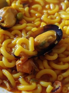 Una foto de Fideuá de marisco y pulpo