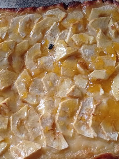 Una foto de Tarta de manzana con natillas y hojaldre