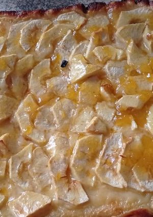 Una foto de Tarta de manzana con natillas y hojaldre