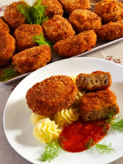 Sajttal töltött húsrolád, szeletelve, kirántva recept fotója