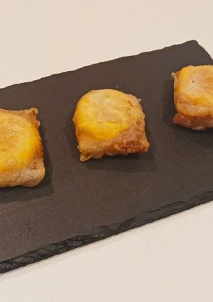 Una foto de Yemas con jamón en brick