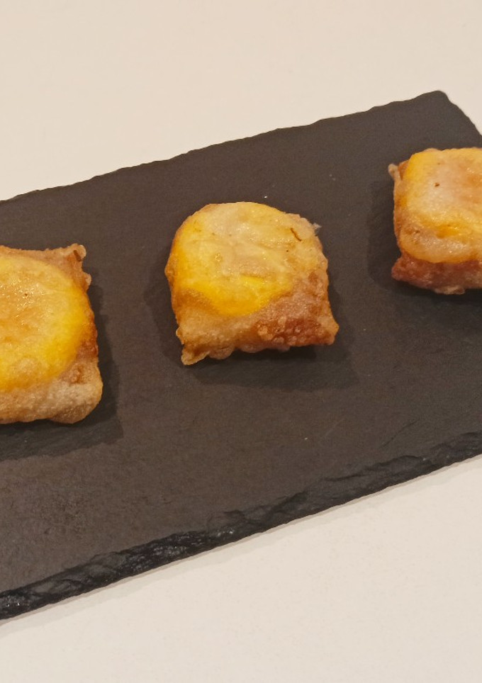 Una foto de Yemas con jamón en brick