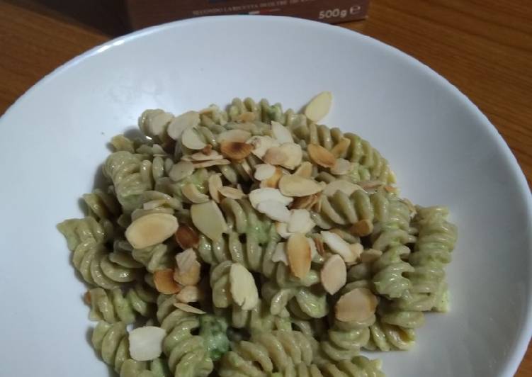 Fusilli integrali in Crema di asparagi,Philadelphia e mandorle