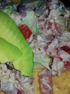 Una foto de HU3RAz♡ Atún con Pico de Gallo ;)