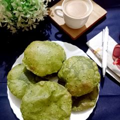 A picture of Bathua (chill) puri.