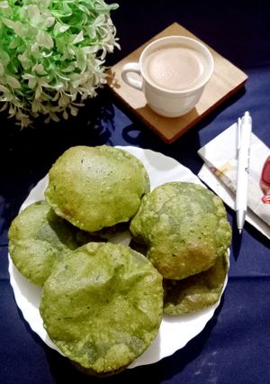 A picture of Bathua (chill) puri.