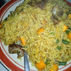 A picture of Stir fry noodles.