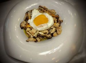 Foto principal de Salteado de champiñones al ajillo con huevo poché