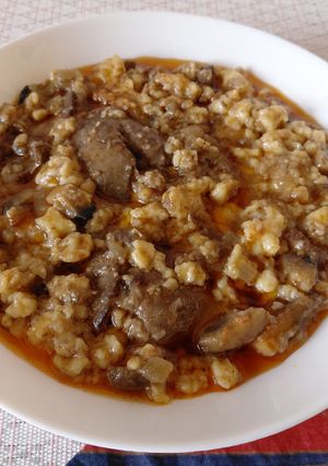 Gombás csirkemáj nokedlivel recept fotója