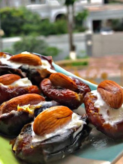 A picture of Stuffed dates.