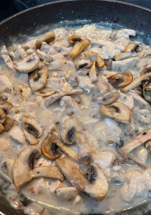 Una foto de Pollo con salsa de champiñones