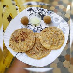 A picture of TIL GUD ROTI / TIL GULACHI POLI.