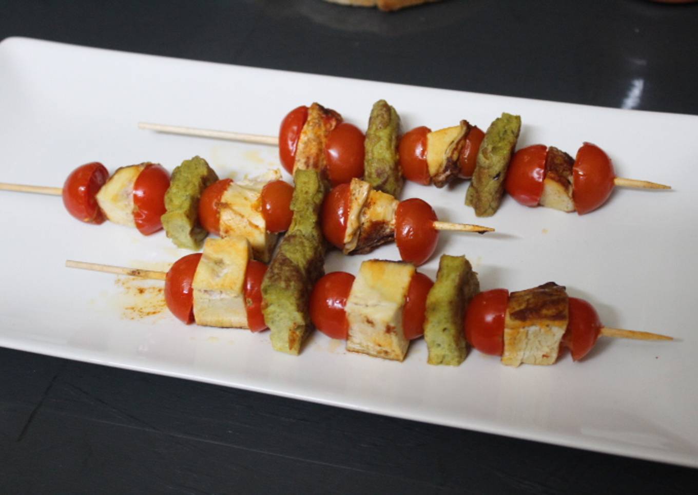Banderillas de tortilla, cherris y pechuga de pollo