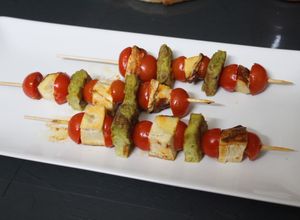 Una foto de Banderillas de tortilla, cherris y pechuga de pollo
