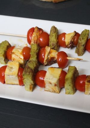 Una foto de Banderillas de tortilla, cherris y pechuga de pollo