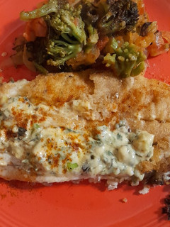 Una foto de Filete de pescado (pescadilla) con salsa de verdeo y vegetales