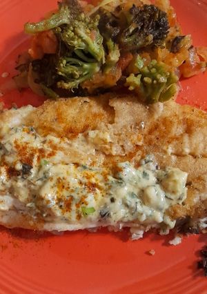 Una foto de Filete de pescado (pescadilla) con salsa de verdeo y vegetales