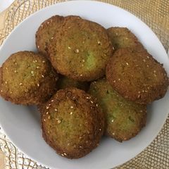 A picture of Tameya (green burger).