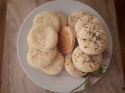 Una foto de scones de jamon y queso