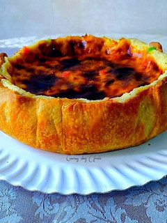 Una foto de Flan tipo pastelero con guindas escarchadas, canela y macis