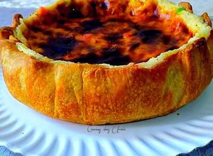 Una foto de Flan tipo pastelero con guindas escarchadas, canela y macis