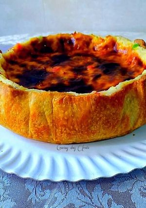 Una foto de Flan tipo pastelero con guindas escarchadas, canela y macis