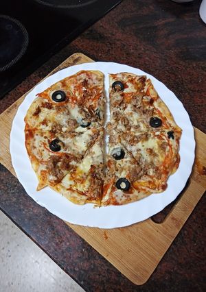 Foto principal de Pizza de atún con cebolla frita, zanahoria encurtida y olivas
