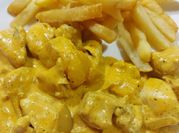 Una foto de pollo con curcuma y nata