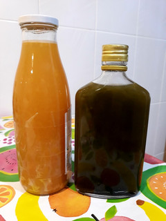 Una foto de Zumo de cítricos con infusión de laurel dos sabores