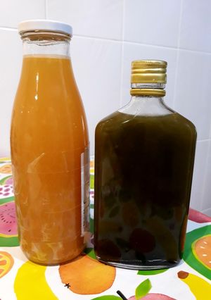 Una foto de Zumo de cítricos con infusión de laurel dos sabores