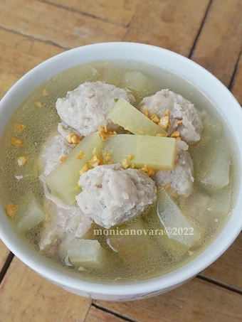 Cara Mudah Membikin Resep Sup Bola Ayam &amp; Semangka yang Uenak Anti Ribet, Menggugah Selera