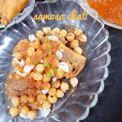 A picture of Samosa chat.