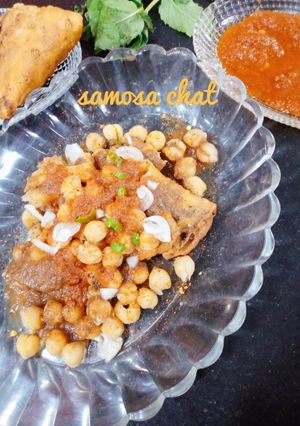 A picture of Samosa chat.