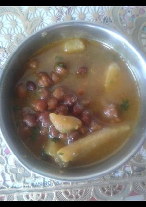 A picture of Black chickpeas and potatoes.