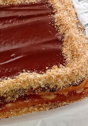 Una foto de Torta rellena de membrillo y peras