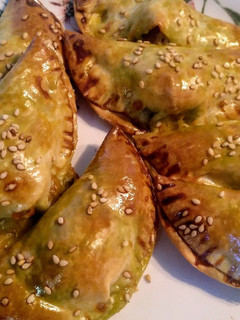 Una foto de Empanadillas con pesto, mozzarella y tomate