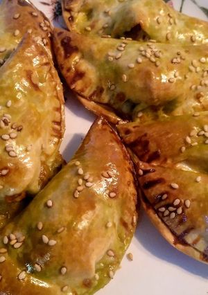 Una foto de Empanadillas con pesto, mozzarella y tomate