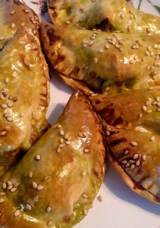 Una foto de Empanadillas con pesto, mozzarella y tomate