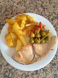 Emperador con patatas y coles de Bruselas