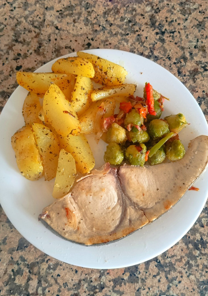 Una foto de Emperador con patatas y coles de Bruselas