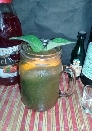 Una foto de Hora del brindis! Trago Verónica!!!🍸😋👌